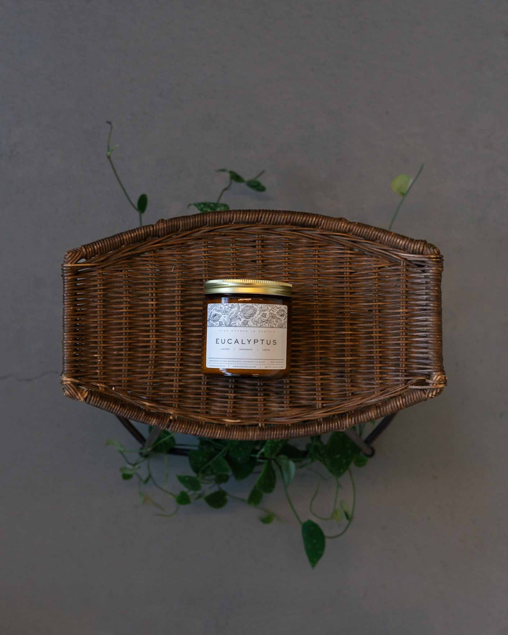 Eucalyptus-scented soy candle by Pumarosa, offering a refreshing, invigorating scent for clarity and relaxation.