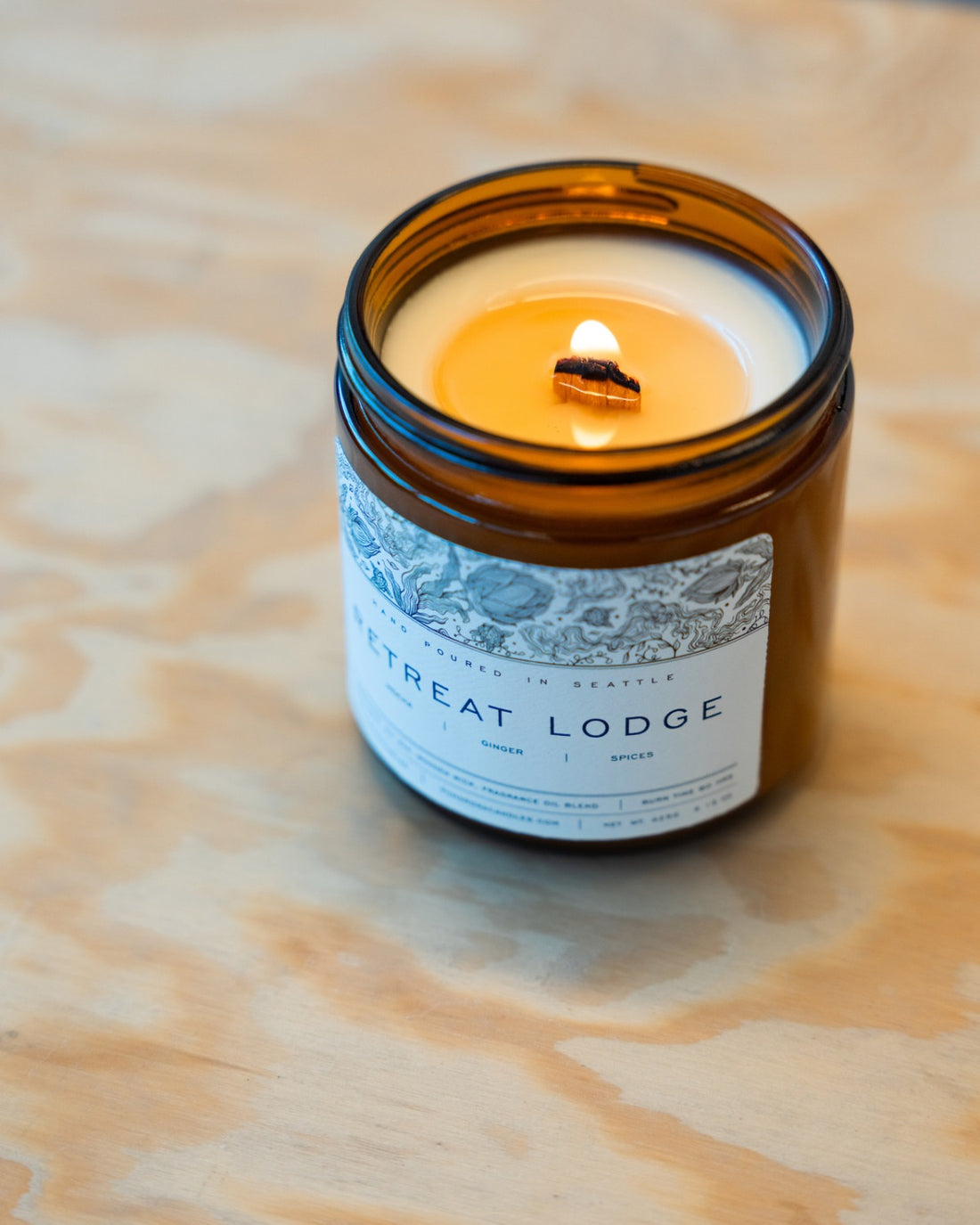 Retreat Lodge-scented natural soy candle by Pumarosa, inspired by the warmth and tranquility of a cozy lodge retreat. The Perfect Gift for Mocha, Ginger and Spices Lovers.